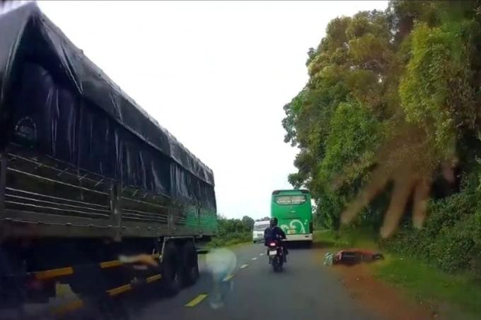 Clip: Xe khách vượt ẩu, ép người đi xe máy suýt mất mạng-2