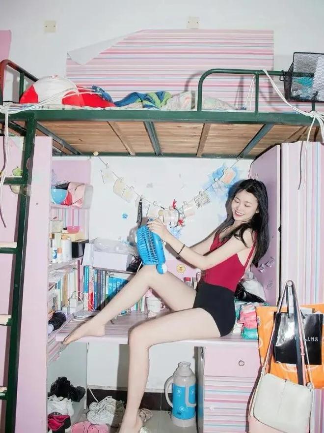 Nữ sinh trường mỹ thuật gây phẫn nộ khi đăng ảnh phản cảm-6