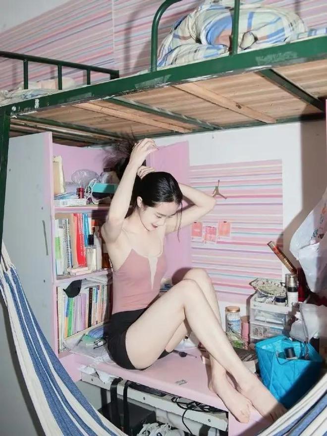 Nữ sinh trường mỹ thuật gây phẫn nộ khi đăng ảnh phản cảm-7