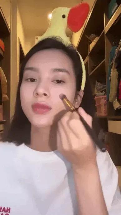Thùy Tiên, Quỳnh Lương gây tranh cãi vì kiểu make up dễ làm hại da-2