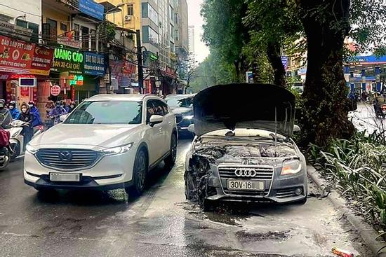 Xe Audi bất ngờ bốc cháy giữa phố ở Hà Nội