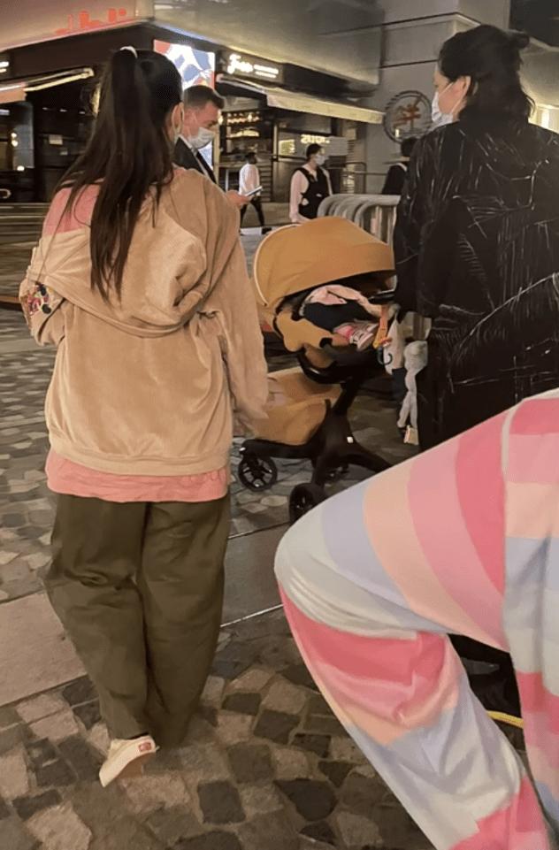 Con dâu ông trùm showbiz Hong Kong xuất hiện xuề xòa-1