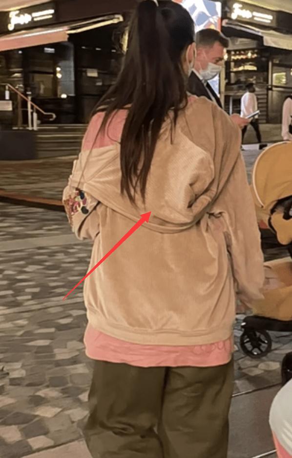 Con dâu ông trùm showbiz Hong Kong xuất hiện xuề xòa-2