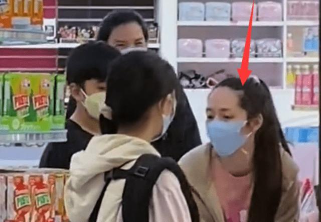 Con dâu ông trùm showbiz Hong Kong xuất hiện xuề xòa-3