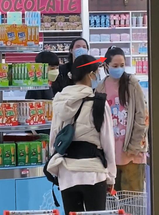 Con dâu ông trùm showbiz Hong Kong xuất hiện xuề xòa-4