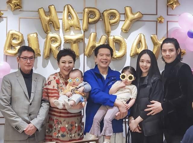 Con dâu ông trùm showbiz Hong Kong xuất hiện xuề xòa-8