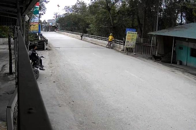 Sự thật đôi dép và tờ giấy con xin lỗi cha mẹ bỏ lại trên cầu-3