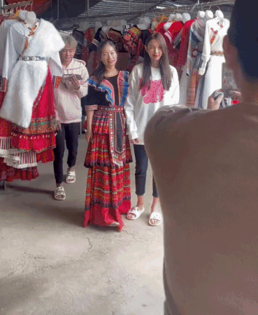 Thùy Tiên đi từ thiện thì xuề xòa, lên đồ lại siêu lộng lẫy-5