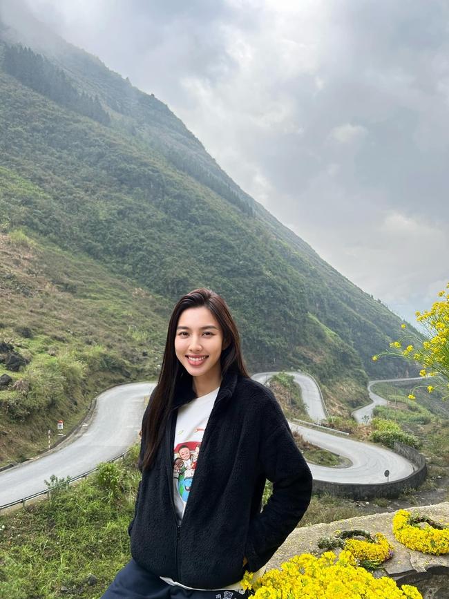 Thùy Tiên đi từ thiện thì xuề xòa, lên đồ lại siêu lộng lẫy-1