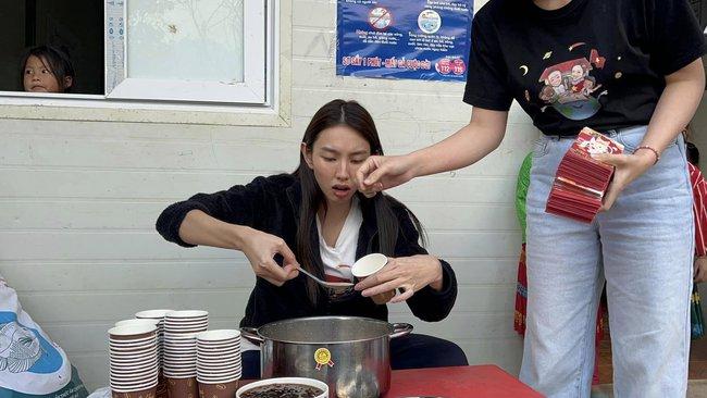 Thùy Tiên đi từ thiện thì xuề xòa, lên đồ lại siêu lộng lẫy-3