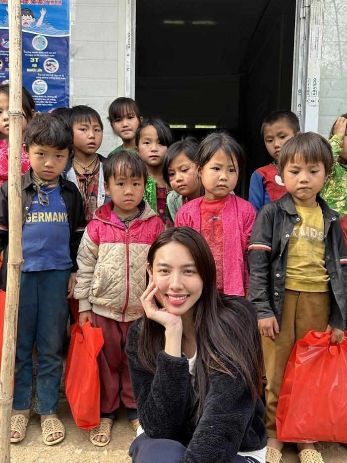 Thùy Tiên đi từ thiện thì xuề xòa, lên đồ lại siêu lộng lẫy-2