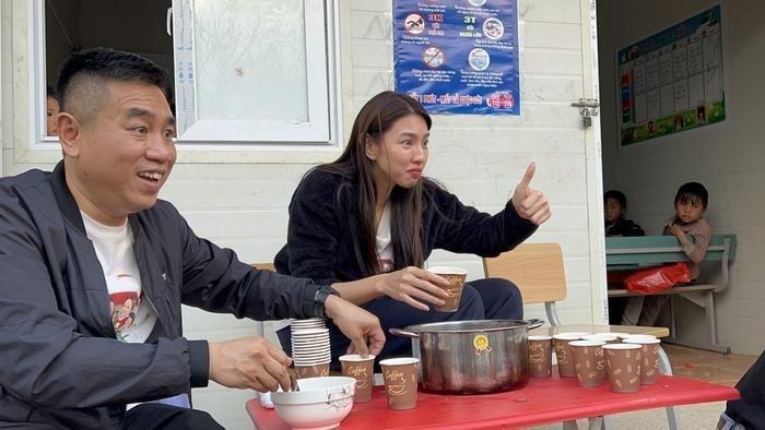 Thùy Tiên đi từ thiện thì xuề xòa, lên đồ lại siêu lộng lẫy-4