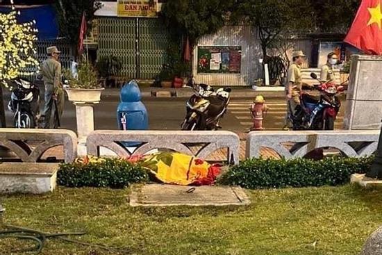 Sau tiếng hô 'trả tiền cho tao', 1 phụ nữ bán vé số gục chết