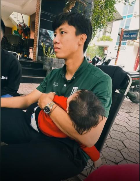 Bật cười ảnh Quế Ngọc Hải vừa buôn chuyện lại phải chăm con-1