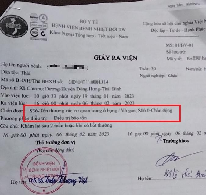 Clip: Đang đi đường, người phụ nữ bị trâu điên húc vỡ gan-3