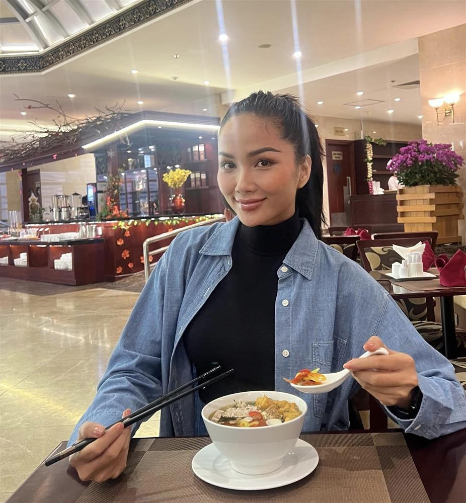 Showbiz Việt ngày 9/2: HHen Niê khám phá ẩm thực Hà Nội-3