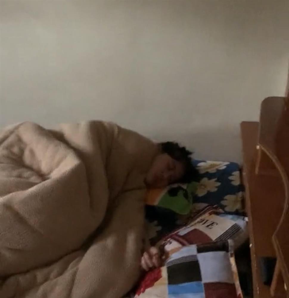 Con dâu ngủ 12h chưa buồn dậy, bố chồng cần mẫn vào bếp nấu ăn-1