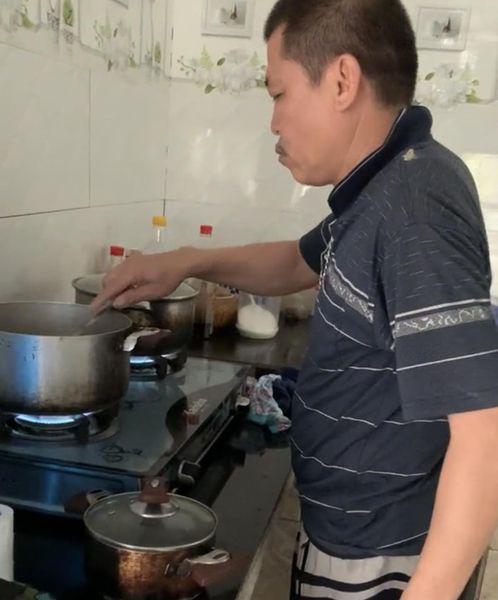 Con dâu ngủ 12h chưa buồn dậy, bố chồng cần mẫn vào bếp nấu ăn-3