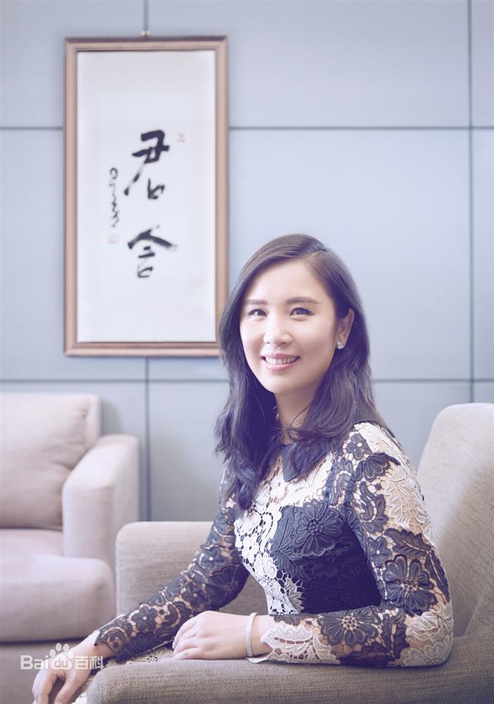 Nữ đại gia lộ ảnh thân mật Huỳnh Hiểu Minh là ai?-4