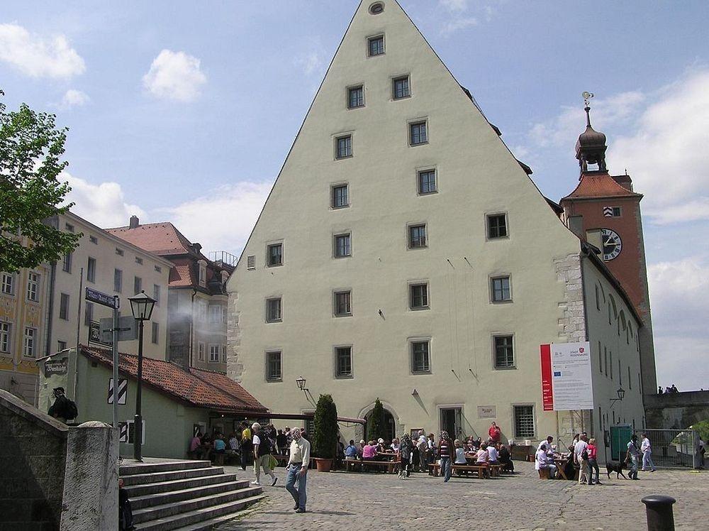 Nhà hàng xúc xích gần 900 tuổi khách đông nườm nượp-2