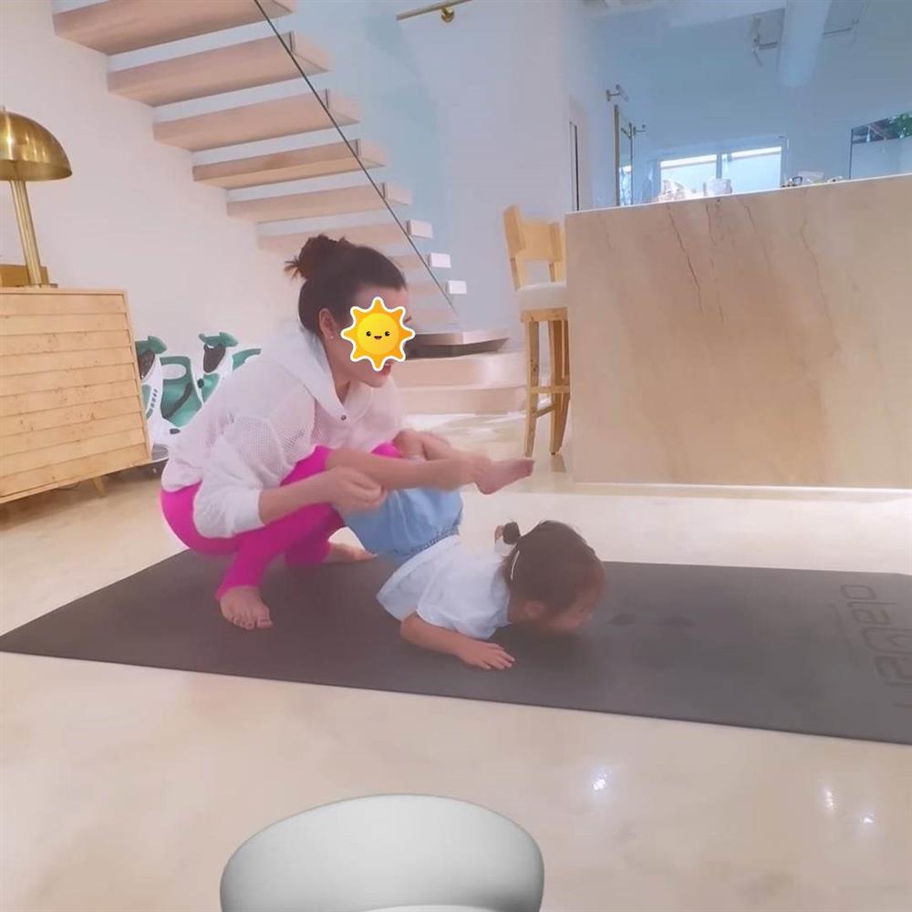 Ái nữ 2 tuổi của Hồ Ngọc Hà tập yoga, ai nấy trầm trồ vỗ tay-1