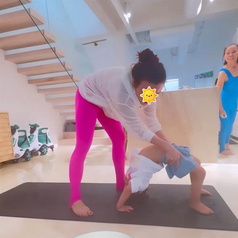 Ái nữ 2 tuổi của Hồ Ngọc Hà tập yoga, ai nấy trầm trồ vỗ tay-3