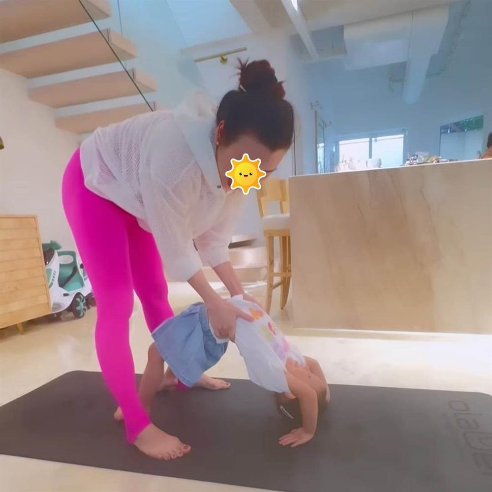 Ái nữ 2 tuổi của Hồ Ngọc Hà tập yoga, ai nấy trầm trồ vỗ tay-4
