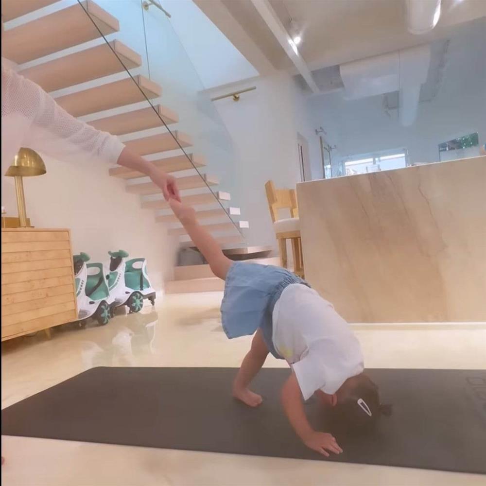 Ái nữ 2 tuổi của Hồ Ngọc Hà tập yoga, ai nấy trầm trồ vỗ tay-5