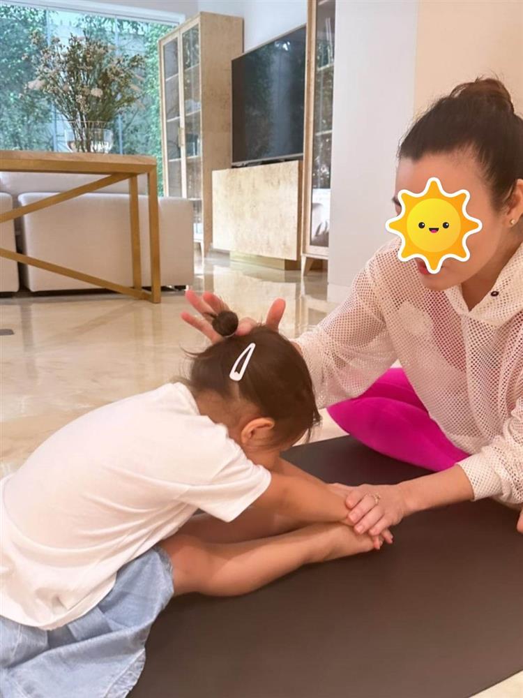 Ái nữ 2 tuổi của Hồ Ngọc Hà tập yoga, ai nấy trầm trồ vỗ tay-6