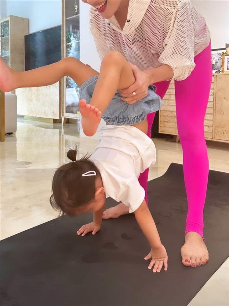 Ái nữ 2 tuổi của Hồ Ngọc Hà tập yoga, ai nấy trầm trồ vỗ tay-7