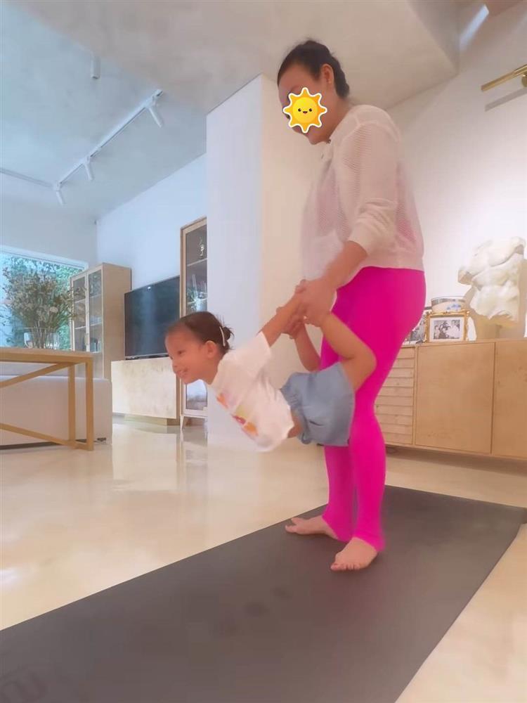Ái nữ 2 tuổi của Hồ Ngọc Hà tập yoga, ai nấy trầm trồ vỗ tay-8
