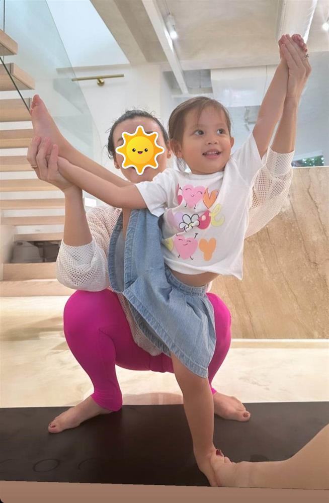 Ái nữ 2 tuổi của Hồ Ngọc Hà tập yoga, ai nấy trầm trồ vỗ tay-10