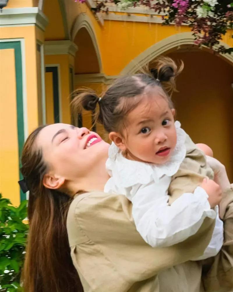 Ái nữ 2 tuổi của Hồ Ngọc Hà tập yoga, ai nấy trầm trồ vỗ tay-14