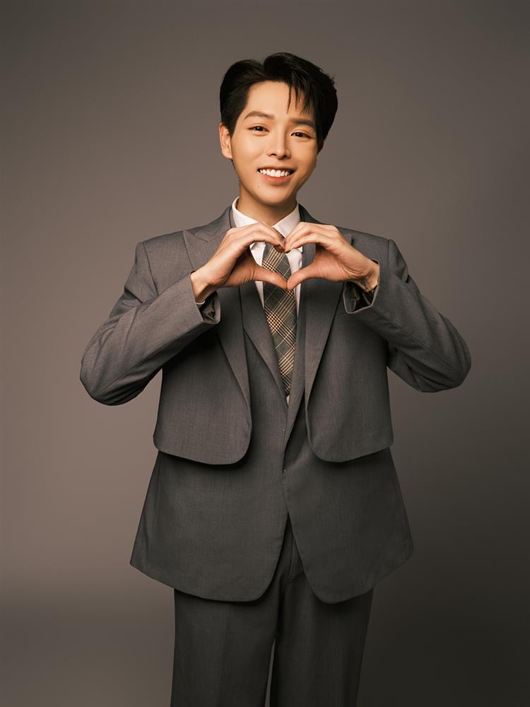 Đức Phúc hát song ngữ cực mượt khi kết hợp với nhóm 911-1