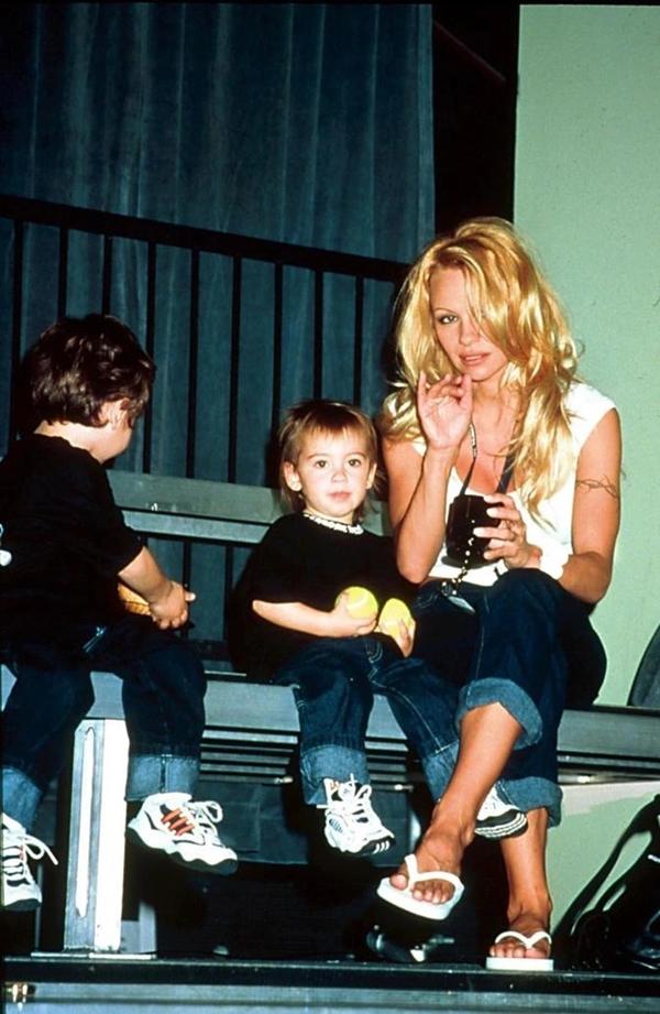 Con trai Pamela Anderson thương mẹ cả đời nợ nần sau vụ lộ clip nóng-2