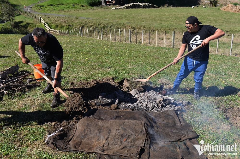 Món thịt nướng chôn xuống đất độc đáo ở New Zealand-1