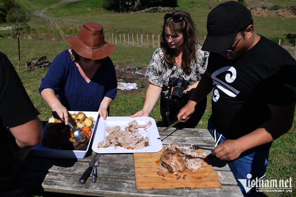 Món thịt nướng chôn xuống đất độc đáo ở New Zealand-11
