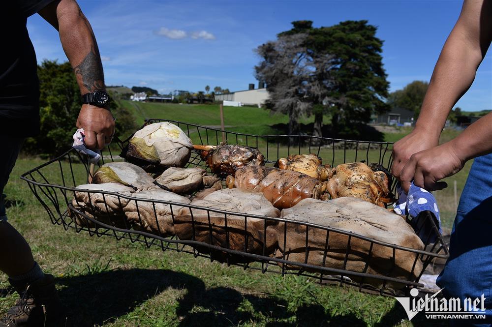 Món thịt nướng chôn xuống đất độc đáo ở New Zealand-6