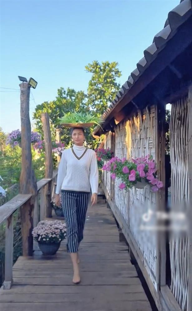 HHen Niê như người khổng lồ khi sống ở nhà sàn-2