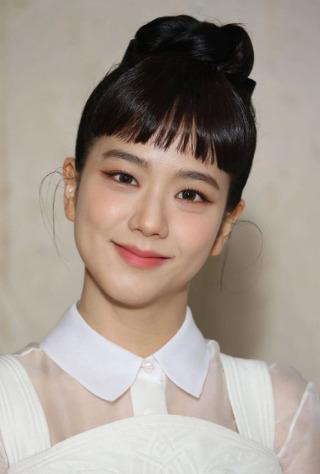 Jisoo, HyunA lăng xê nhiệt tình kiểu tóc mái độc lạ-1