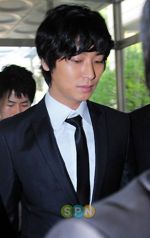 Yoo Ah In vẫn bình an trước scandal ma túy giống Joo Ji Hoon?-2