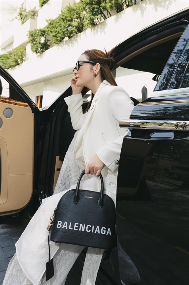 Lý Nhã Kỳ sặc mùi tiền đọ dáng hot girl trứng rán Thanh Tâm-1