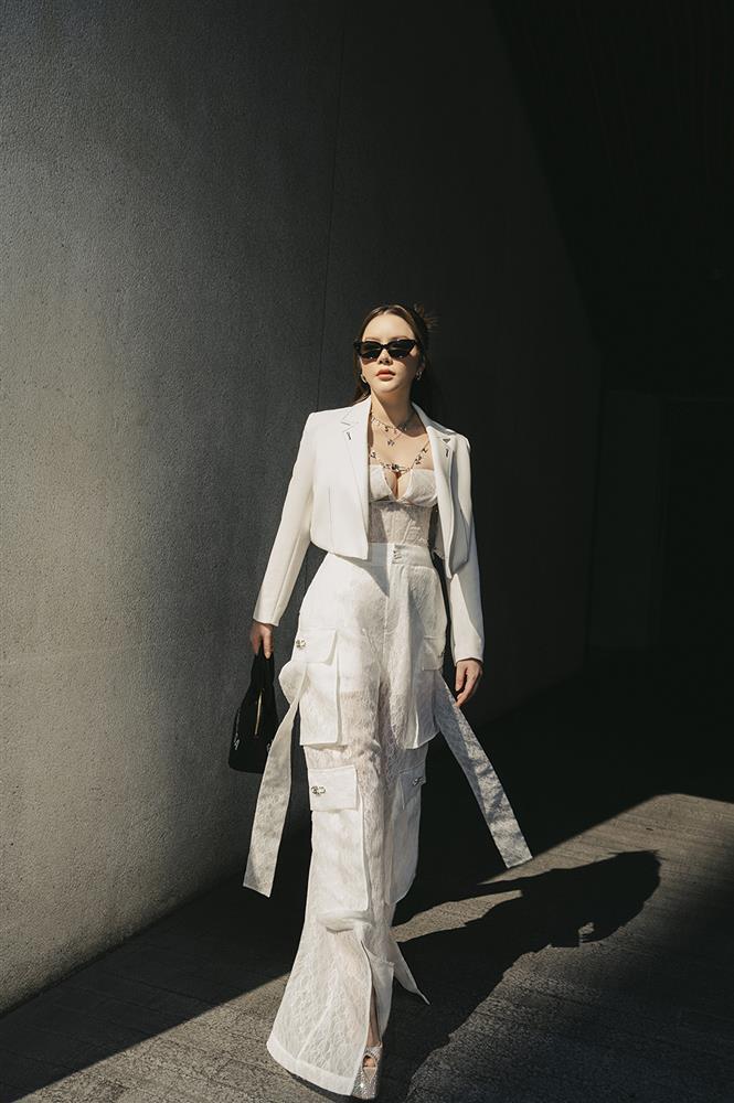 Lý Nhã Kỳ sặc mùi tiền đọ dáng hot girl trứng rán Thanh Tâm-4