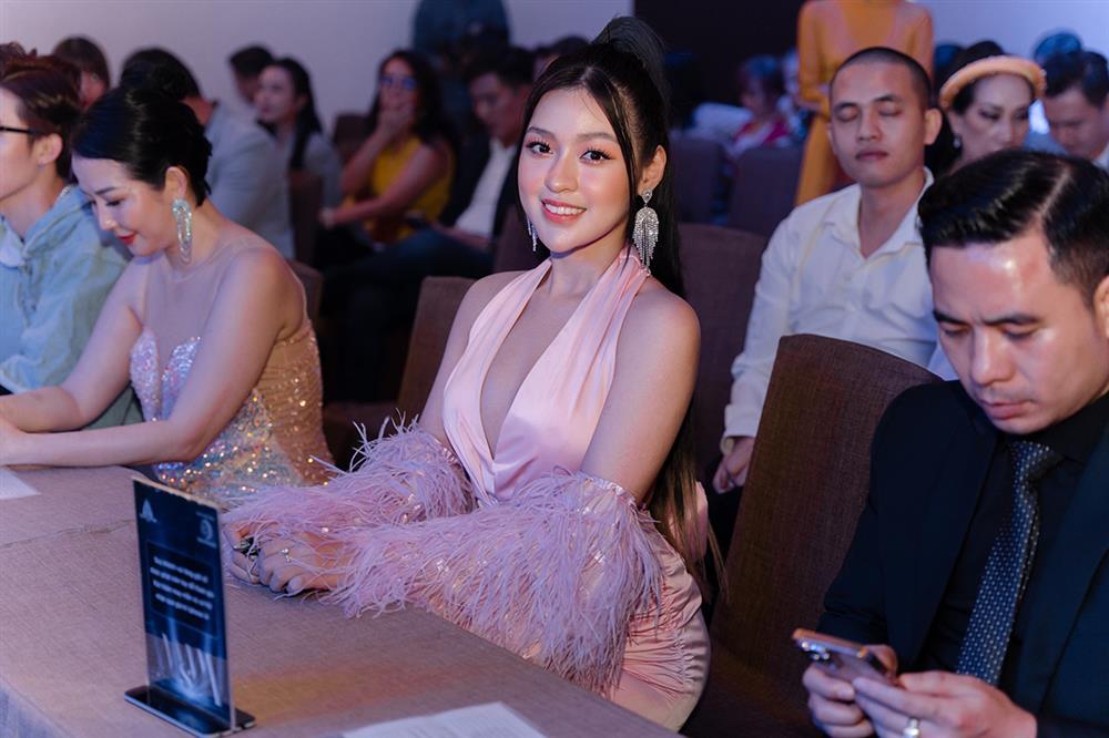 Lý Nhã Kỳ sặc mùi tiền đọ dáng hot girl trứng rán Thanh Tâm-8