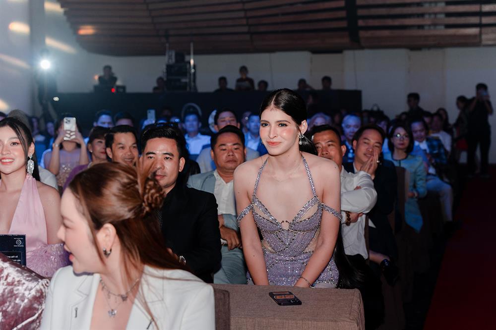 Lý Nhã Kỳ sặc mùi tiền đọ dáng hot girl trứng rán Thanh Tâm-11