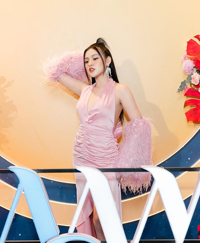 Lý Nhã Kỳ sặc mùi tiền đọ dáng hot girl trứng rán Thanh Tâm-7