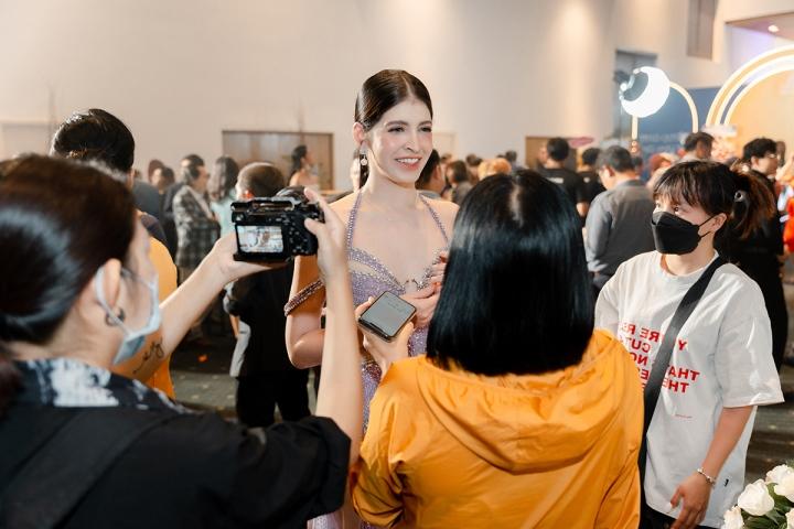 Lý Nhã Kỳ sặc mùi tiền đọ dáng hot girl trứng rán Thanh Tâm-10