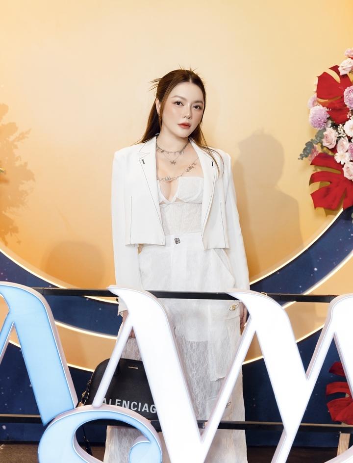 Lý Nhã Kỳ sặc mùi tiền đọ dáng hot girl trứng rán Thanh Tâm-5