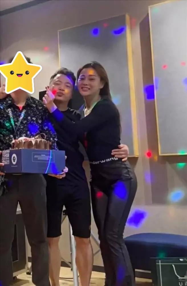 Phương Oanh - Shark Bình đi quẩy, quấn quýt tình cảm-1