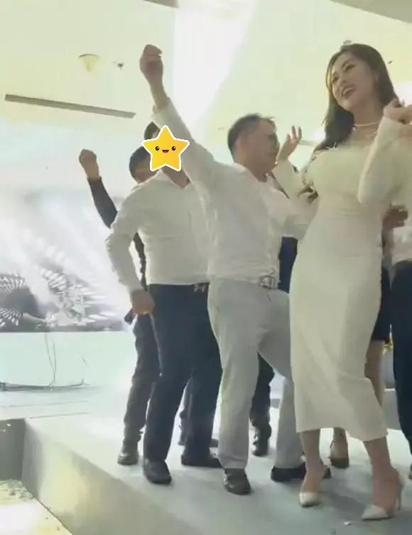 Phương Oanh - Shark Bình đi quẩy, quấn quýt tình cảm-3